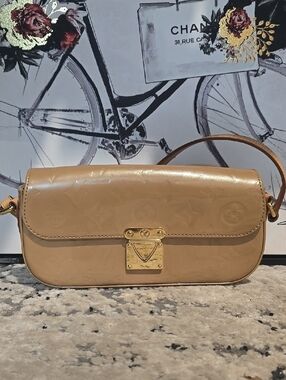 Louis Vuitton Beige Vernis Shoulder Pochette with Gold Hardware